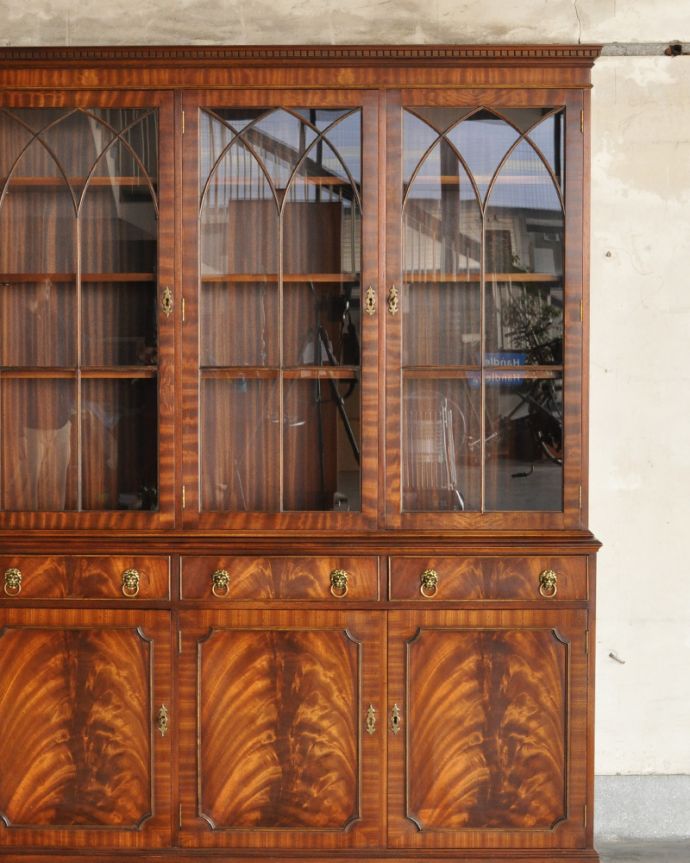 アンティークのキャビネット アンティーク家具 木目が華やかなマホガニー材のアンティーク家具、英国のガラスキャビネット(カップボード)。ショーケースのように、お気に入りの雑貨や食器を並べてみましょう。(k-1671-f)