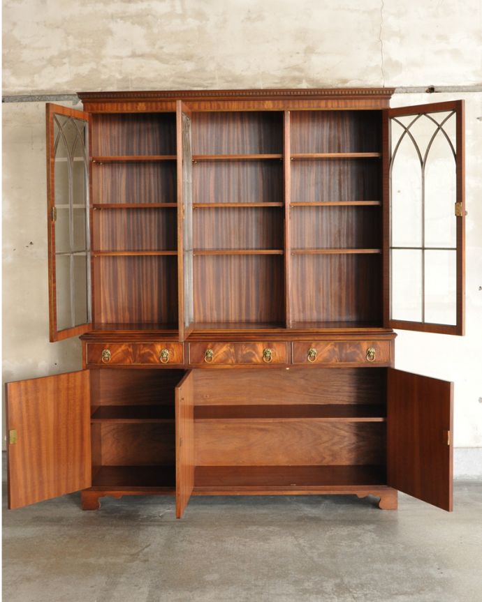 アンティークのキャビネット アンティーク家具 木目が華やかなマホガニー材のアンティーク家具、英国のガラスキャビネット(カップボード)。DVDや本、漫画などをまとめて片付けられます。(k-1671-f)