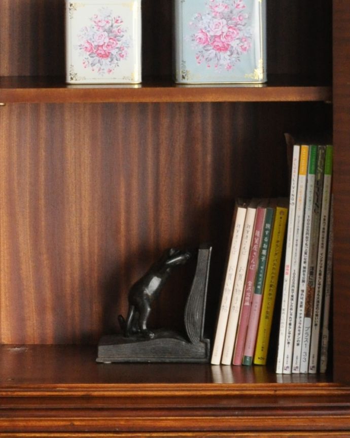 アンティークのキャビネット アンティーク家具 木目が華やかなマホガニー材のアンティーク家具、英国のガラスキャビネット(カップボード)。内側の木目まで美しいキャビネット。(k-1671-f)