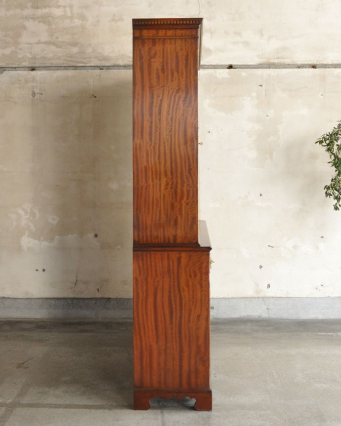 アンティークのキャビネット アンティーク家具 木目が華やかなマホガニー材のアンティーク家具、英国のガラスキャビネット(カップボード)。横から見てもピカピカです。(k-1671-f)