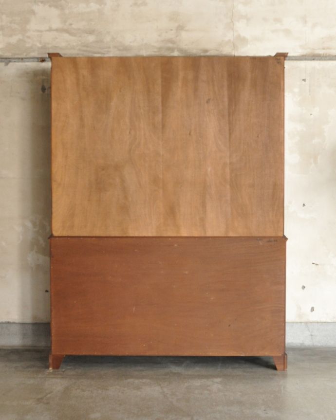 アンティークのキャビネット アンティーク家具 木目が華やかなマホガニー材のアンティーク家具、英国のガラスキャビネット(カップボード)。アンティークは新品ではないので、もちろん経年変化によるキズはありますが、専門の職人が目立たないようキレイにお直しをしているので、後姿までキレイです。(k-1671-f)