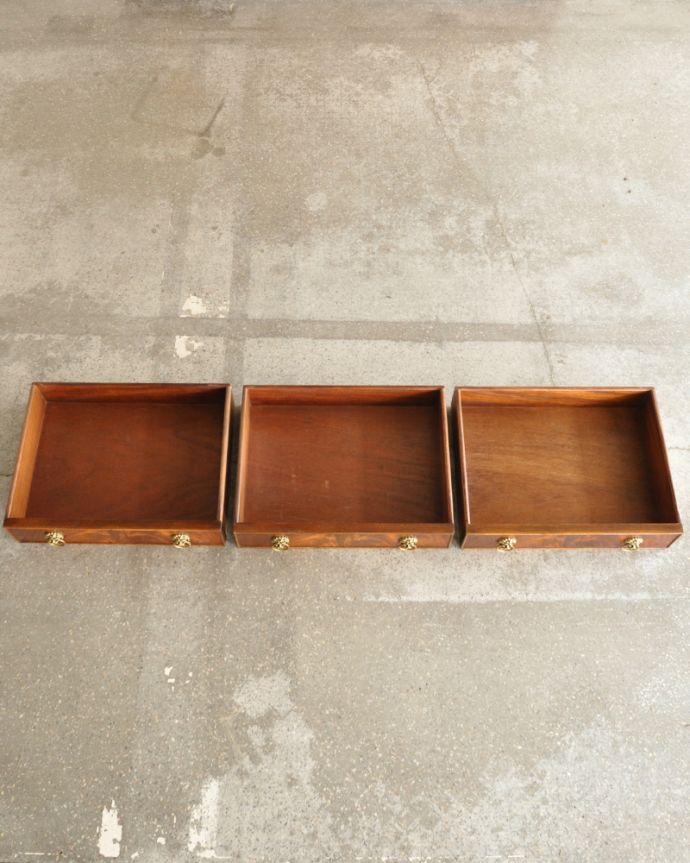 アンティークのキャビネット アンティーク家具 木目が華やかなマホガニー材のアンティーク家具、英国のガラスキャビネット(カップボード)。引き出しは3杯。(k-1671-f)