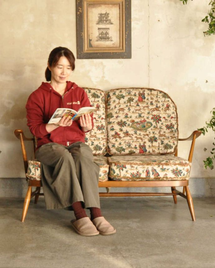 アーコールの家具 アンティーク チェア アーコールチェアらしいフォルムがステキなビンテージソファ。ゆったり座れますふかふかのクッションに包まれると時間を忘れてくつろいでしまいます。(k-1672-c)