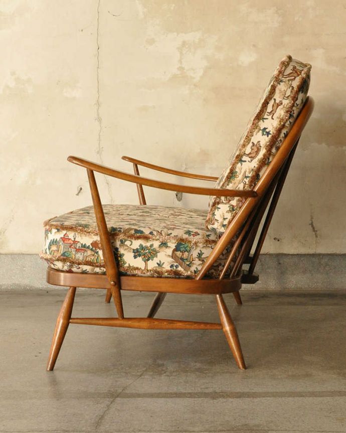 アーコールの家具 アンティーク チェア アーコールチェアらしいフォルムがステキなビンテージソファ。横から見てもカッコイイ計算され作りたシンプルなフォルム。(k-1672-c)