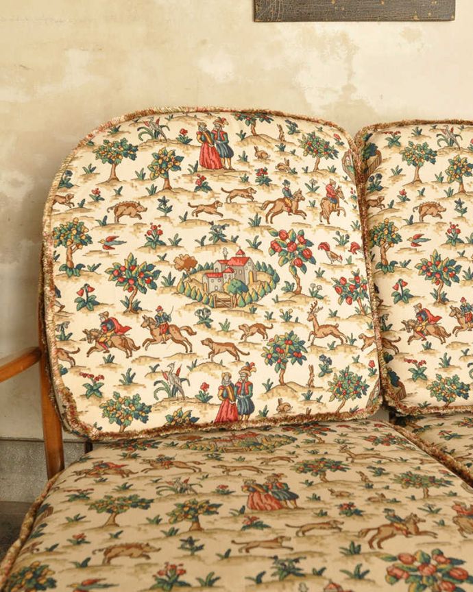 アーコールの家具 アンティーク チェア アーコールチェアらしいフォルムがステキなビンテージソファ。包み込んでくれる背もたれ背もたれにもクッションが付いているので、ソファのように、ゆったりと背中を預けることができます。(k-1672-c)