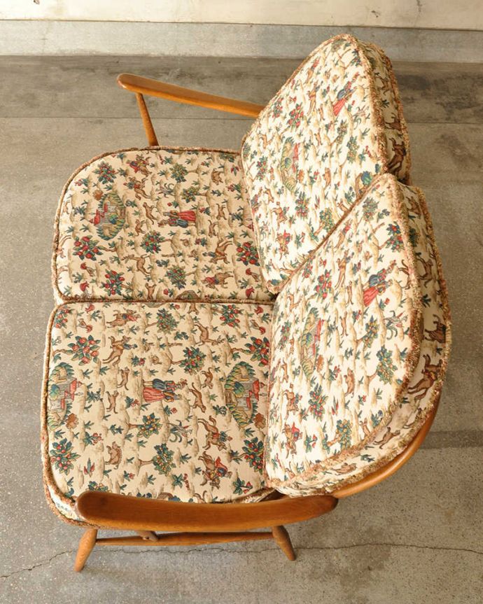 アーコールの家具 アンティーク チェア アーコールチェアらしいフォルムがステキなビンテージソファ。広々とした座面ふかふかの大きな座面が包み込んでくれます。(k-1672-c)