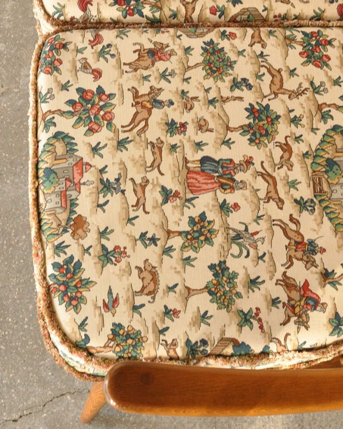 アーコールの家具 アンティーク チェア アーコールチェアらしいフォルムがステキなビンテージソファ。座面の生地はこんな感じ温かい雰囲気をつくってくれる可愛らしい生地です。(k-1672-c)