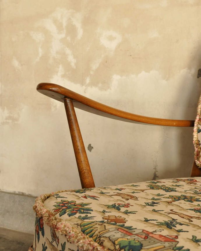 アーコールの家具 アンティーク チェア アーコールチェアらしいフォルムがステキなビンテージソファ。さらにリラックスできるアーム付きアーム付きチェアは、自分だけの時間をリラックスさせてくれる最強アイテム。(k-1672-c)