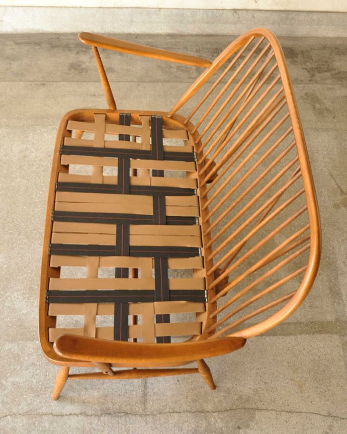 アーコールの家具 アンティーク チェア アーコールチェアらしいフォルムがステキなビンテージソファ。クッションを外すとこんな感じウェービングテープ仕様なので、掛け心地はバツグンです。(k-1672-c)