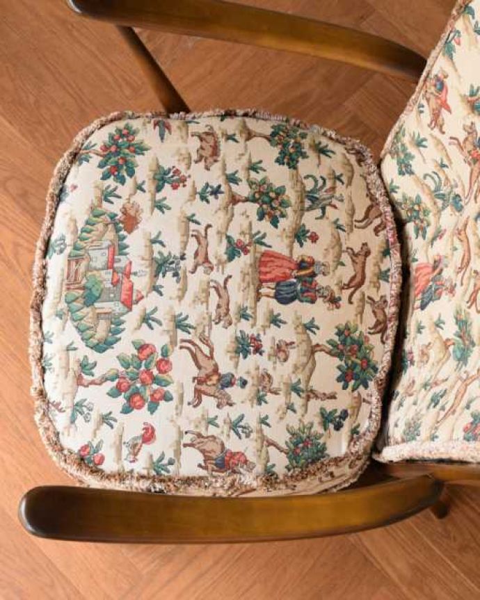 アーコールの家具　アンティーク チェア　ゆったりした時間を届けるビンテージの椅子、アーコールのラウンジチェア。広々とした座面ふかふかの大きな座面が包み込んでくれます。(k-1673-c)