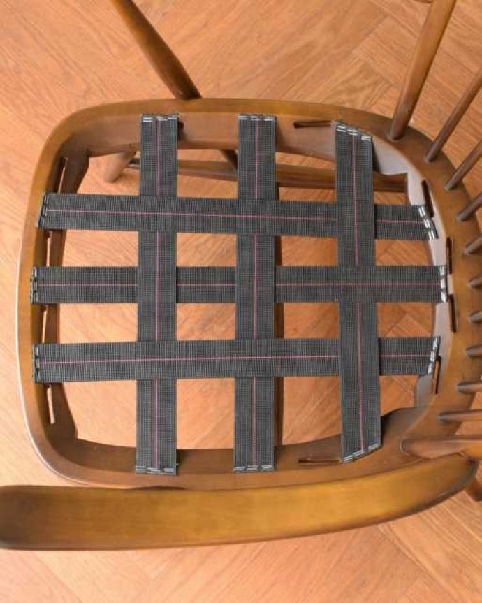 アーコールの家具　アンティーク チェア　ゆったりした時間を届けるビンテージの椅子、アーコールのラウンジチェア。クッションの下も貼り替えました。(k-1673-c)