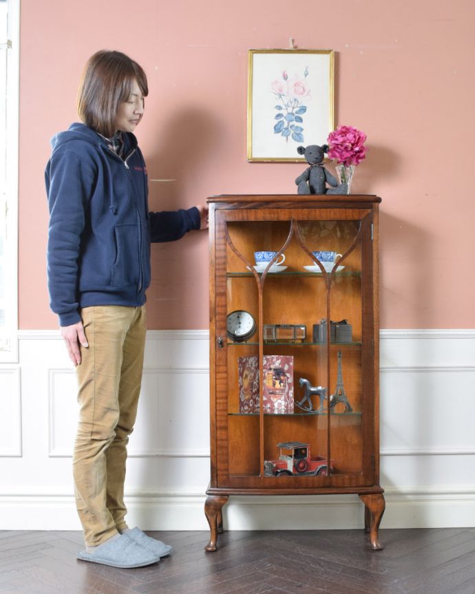 アンティークのキャビネット アンティーク家具 英国スタイルのアンティーク家具、ウォルナット材のショーケース(ガラスキャビネット)。並べる時間も至福のときになります。(k-1674-f)