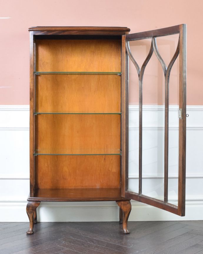 アンティークのキャビネット アンティーク家具 英国スタイルのアンティーク家具、ウォルナット材のショーケース(ガラスキャビネット)。4段あります。(k-1674-f)