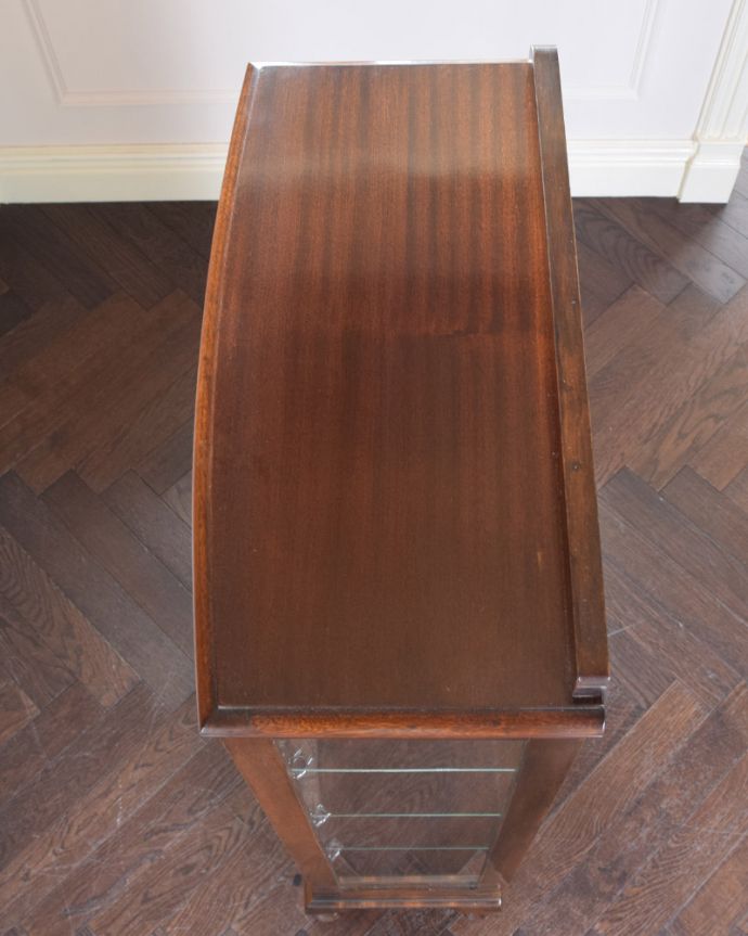 アンティークのキャビネット アンティーク家具 英国スタイルのアンティーク家具、ウォルナット材のショーケース(ガラスキャビネット)。天板もピカピカにお直ししました。(k-1674-f)