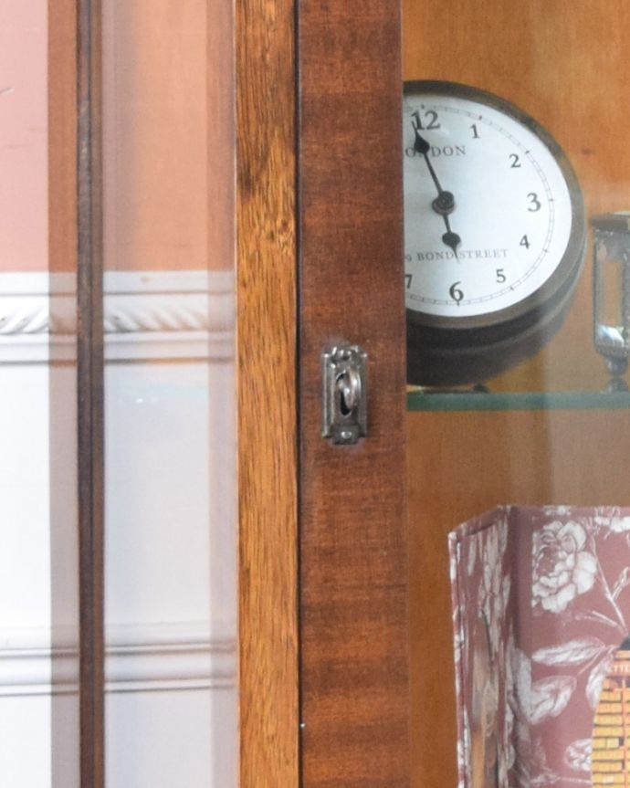 アンティークのキャビネット アンティーク家具 英国スタイルのアンティーク家具、ウォルナット材のショーケース(ガラスキャビネット)。鍵を引っ掛けて取っ手のようにして開閉してください。(k-1674-f)