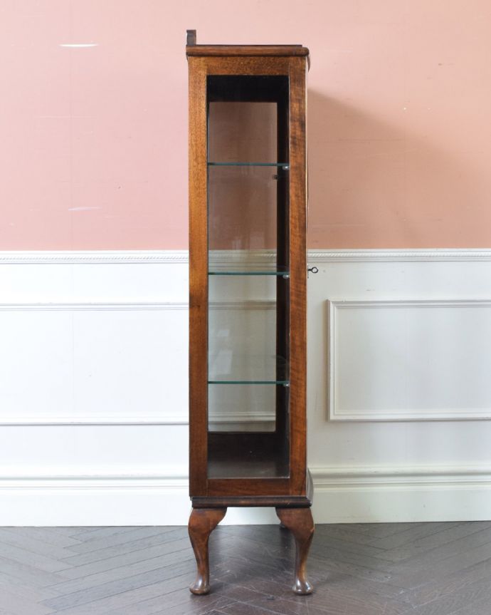 アンティークのキャビネット アンティーク家具 英国スタイルのアンティーク家具、ウォルナット材のショーケース(ガラスキャビネット)。サイドもガラスなので、どこから見ても美しいです!。(k-1674-f)