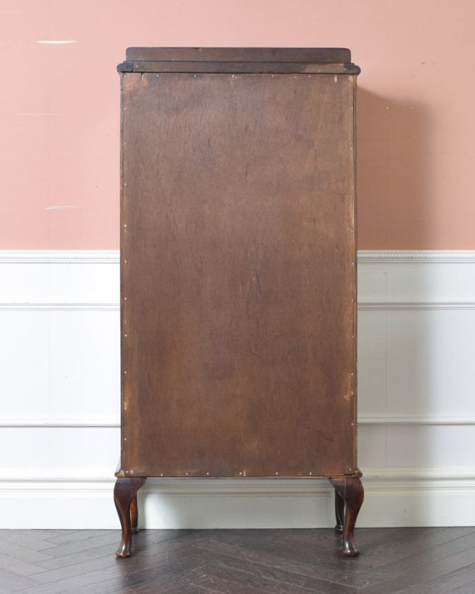 アンティークのキャビネット アンティーク家具 英国スタイルのアンティーク家具、ウォルナット材のショーケース(ガラスキャビネット)。アンティークは新品ではないので、もちろん経年変化によるキズはありますが、専門の職人が目立たないようキレイにお直しをしているので、後姿までキレイです。(k-1674-f)