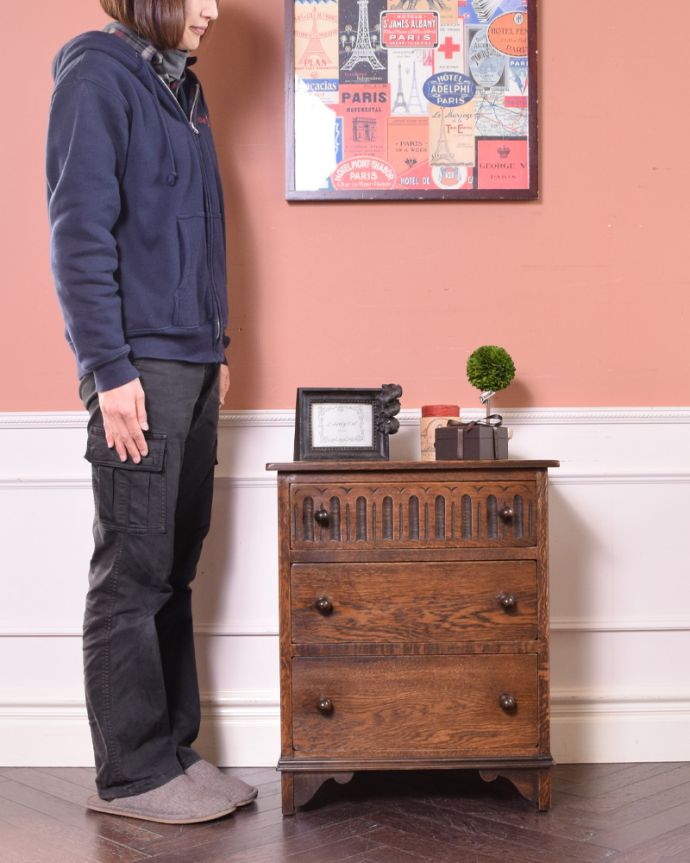 アンティークのチェスト　アンティーク家具　彫りがキレイな英国デザインのアンティーク家具、スモールチェスト。オーク材のらしい木目が美しいチェスト。(k-1677-f)