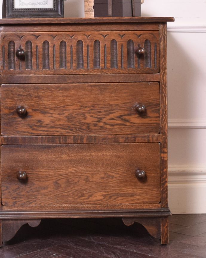 アンティークのチェスト　アンティーク家具　彫りがキレイな英国デザインのアンティーク家具、スモールチェスト。やっぱりお部屋の雰囲気を決めるのは、そこに置く家具。(k-1677-f)
