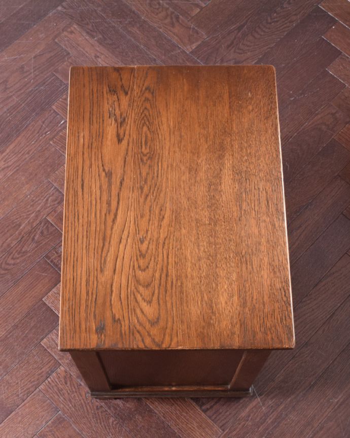 アンティークのチェスト　アンティーク家具　彫りがキレイな英国デザインのアンティーク家具、スモールチェスト。上から見ると、天板はこんな感じ。(k-1677-f)