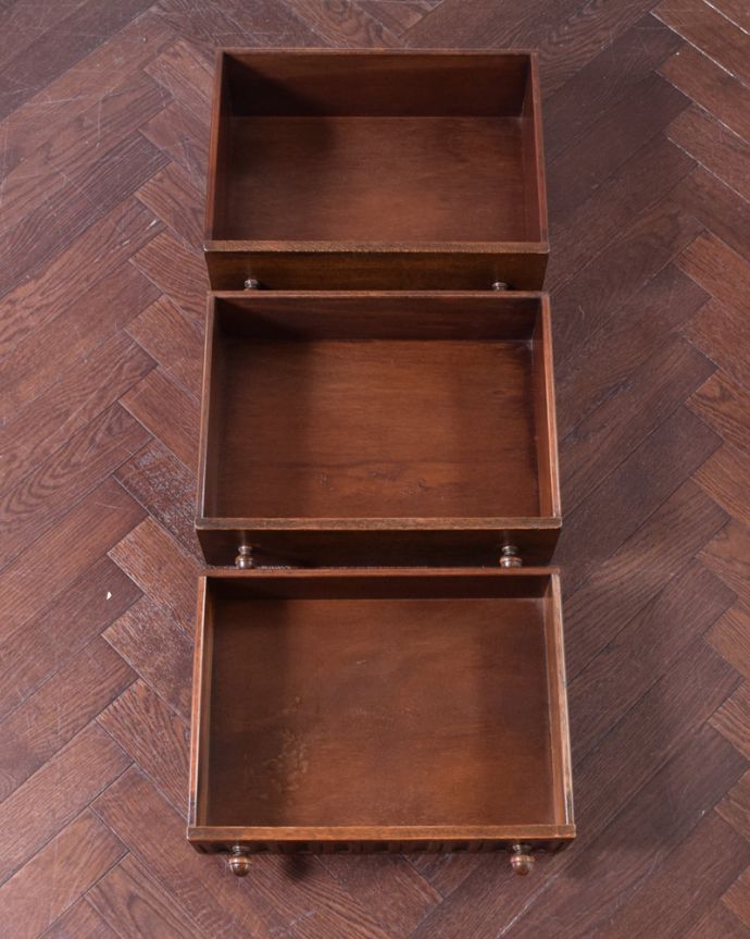 アンティークのチェスト　アンティーク家具　彫りがキレイな英国デザインのアンティーク家具、スモールチェスト。引き出しは手前が１段目です。(k-1677-f)