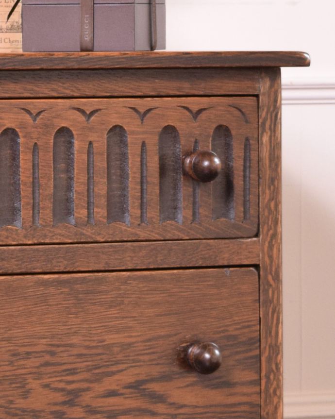 アンティークのチェスト　アンティーク家具　彫りがキレイな英国デザインのアンティーク家具、スモールチェスト。２つとないアンティークらしい職人の技を感じる装飾です。(k-1677-f)