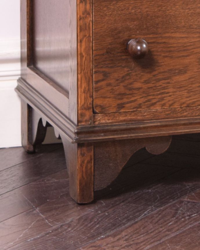 アンティークのチェスト　アンティーク家具　彫りがキレイな英国デザインのアンティーク家具、スモールチェスト。しっかりチェストを支えます。(k-1677-f)