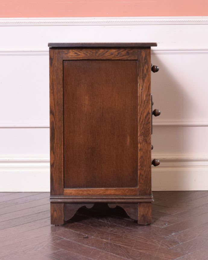 アンティークのチェスト　アンティーク家具　彫りがキレイな英国デザインのアンティーク家具、スモールチェスト。サイドから見ても絵になります。(k-1677-f)