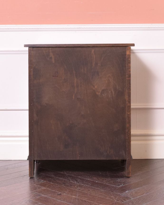 アンティークのチェスト　アンティーク家具　彫りがキレイな英国デザインのアンティーク家具、スモールチェスト。アンティークは新品ではないので、もちろん経年変化によるキズはありますが、専門の職人が目立たないようキレイにお直しをしているので、後姿までキレイです。(k-1677-f)