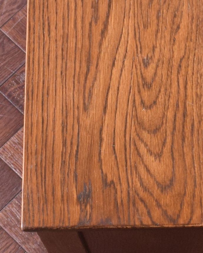 アンティークのチェスト　アンティーク家具　彫りがキレイな英国デザインのアンティーク家具、スモールチェスト。木目もキレイな天板。(k-1677-f)