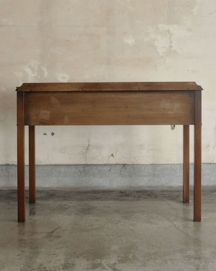 アンティークのデスク・書斎机　アンティーク家具　木目が美しいアンティーク英国家具、優雅なライティングデスク。後ろ姿も見て下さい。(k-1678-f)