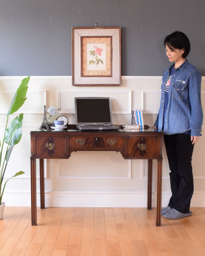 アンティークのデスク・書斎机　アンティーク家具　木目が美しいアンティーク英国家具、優雅なライティングデスク。凛とした雰囲気が漂う上品なデスク美しい高級なデスクは、スッキリとした直線的なデザインが特徴的。(k-1678-f)