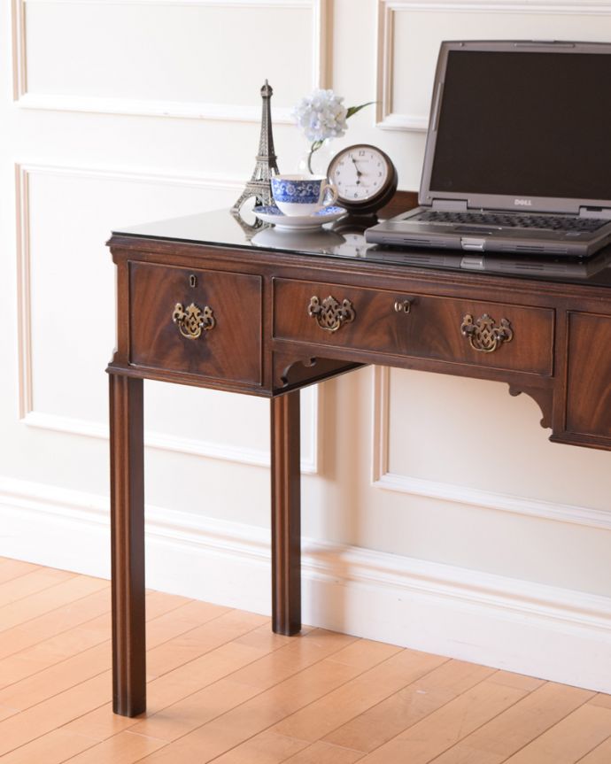 アンティークのデスク・書斎机　アンティーク家具　木目が美しいアンティーク英国家具、優雅なライティングデスク。大人の色気を感じる銘木の美しさアンティークのデスクらしく美しい木目が自慢。(k-1678-f)