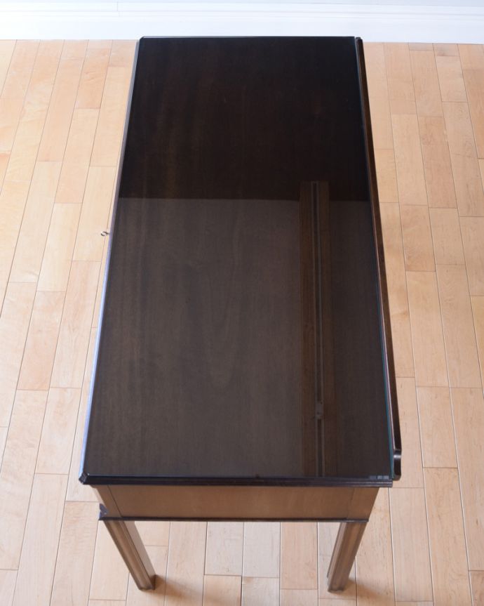 アンティークのデスク・書斎机　アンティーク家具　木目が美しいアンティーク英国家具、優雅なライティングデスク。天板もピカピカにお直ししました。(k-1678-f)