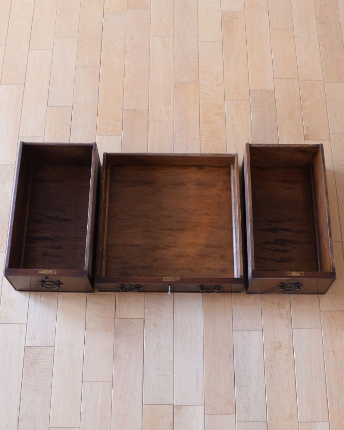 アンティークのデスク・書斎机　アンティーク家具　木目が美しいアンティーク英国家具、優雅なライティングデスク。引き出しの中もキレイに修復しました！もちろん引き出しの中も職人がキレイにお直しました。(k-1678-f)