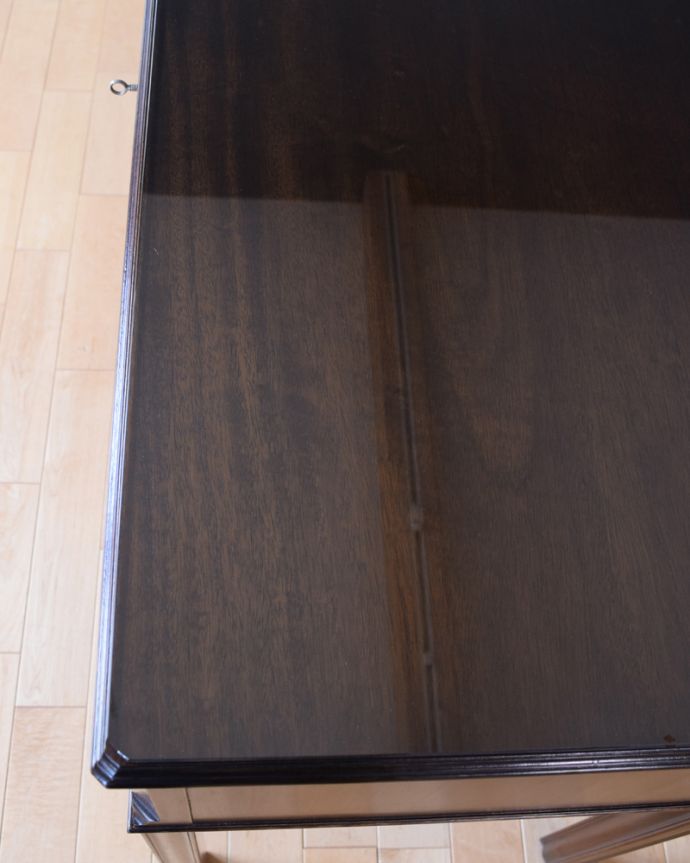 アンティークのデスク・書斎机　アンティーク家具　木目が美しいアンティーク英国家具、優雅なライティングデスク。天板を近くから見ると･･･デスクは天板を使う家具なので、キレイにお直ししました。(k-1678-f)