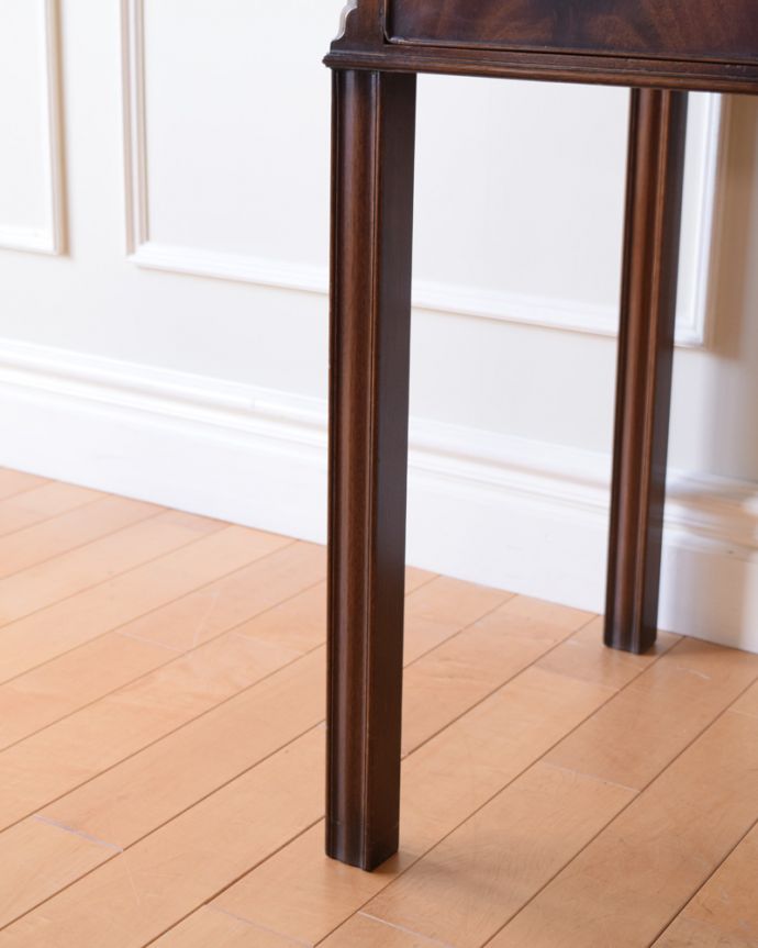 アンティークのデスク・書斎机　アンティーク家具　木目が美しいアンティーク英国家具、優雅なライティングデスク。女性1人でラクラク運べちゃう仕掛けHandleのアンティークは、脚の裏にフェルトキーパーをお付けしています。(k-1678-f)