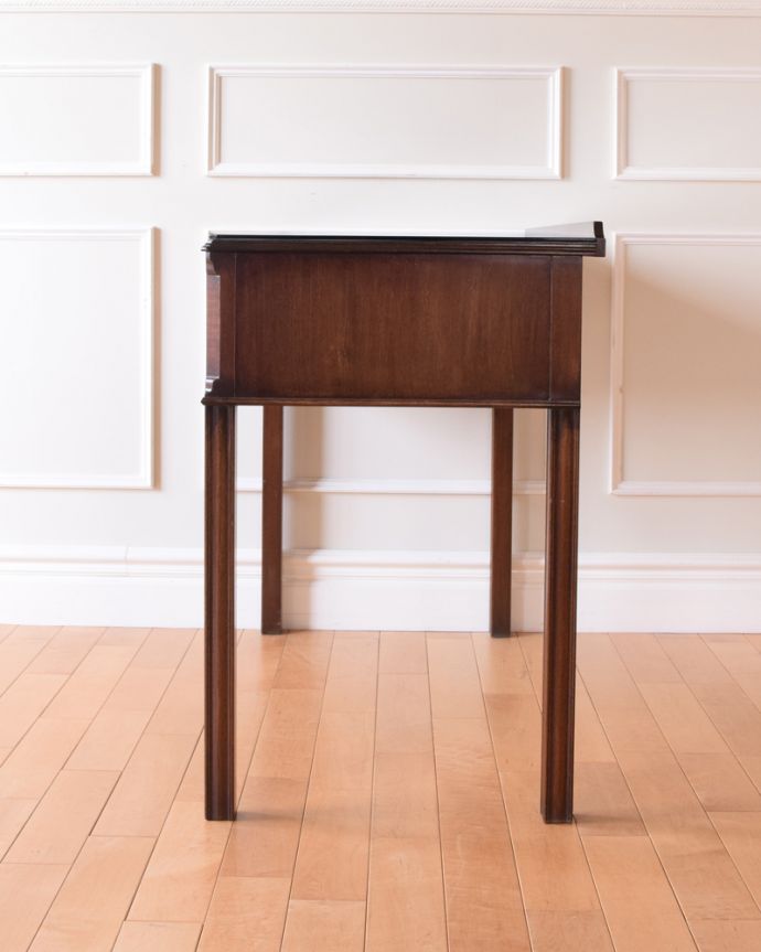 アンティークのデスク・書斎机　アンティーク家具　木目が美しいアンティーク英国家具、優雅なライティングデスク。大人のデスクは横顔も美しいもちろん、横側もキレイに修復しているので、横から見ても美しいんです。(k-1678-f)