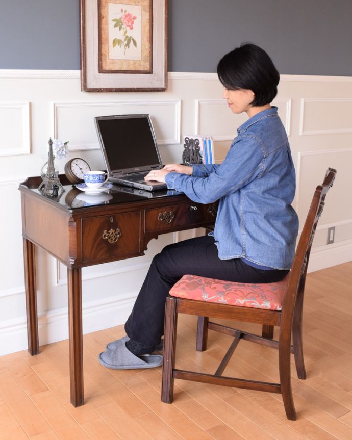 アンティークのデスク・書斎机　アンティーク家具　木目が美しいアンティーク英国家具、優雅なライティングデスク。自分だけのちょっと贅沢な時間大人のデスクに座るだけで自分だけの時間が作れるから、毎日がちょっとだけ贅沢になります。(k-1678-f)