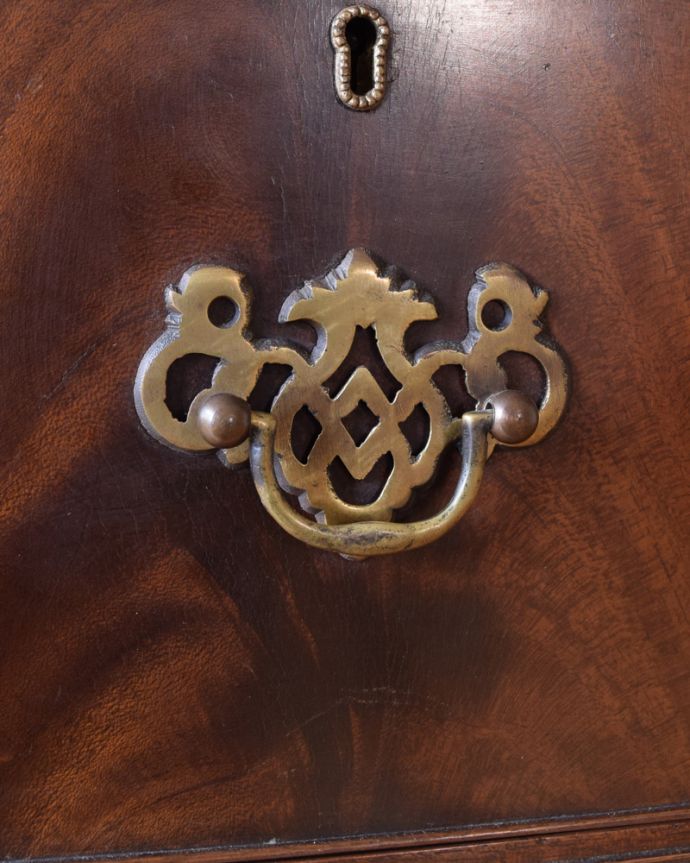 アンティークのデスク・書斎机　アンティーク家具　木目が美しいアンティーク英国家具、優雅なライティングデスク。こんな場所もアンティークらしくアンティーク家具らしく取っ手のデザインも凝っていて美しいんです。(k-1678-f)