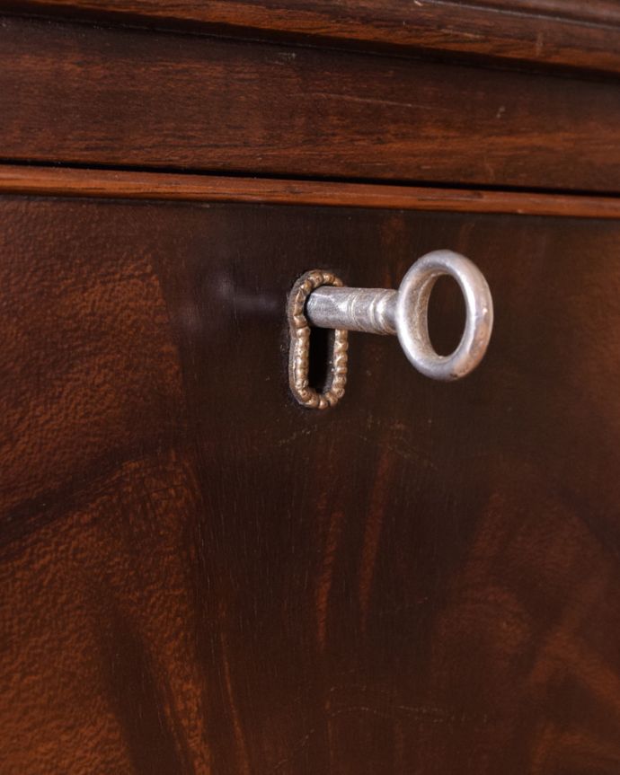 アンティークのデスク・書斎机　アンティーク家具　木目が美しいアンティーク英国家具、優雅なライティングデスク。開ける度にワクワクする取っ手アンティークの鍵が付いています。(k-1678-f)