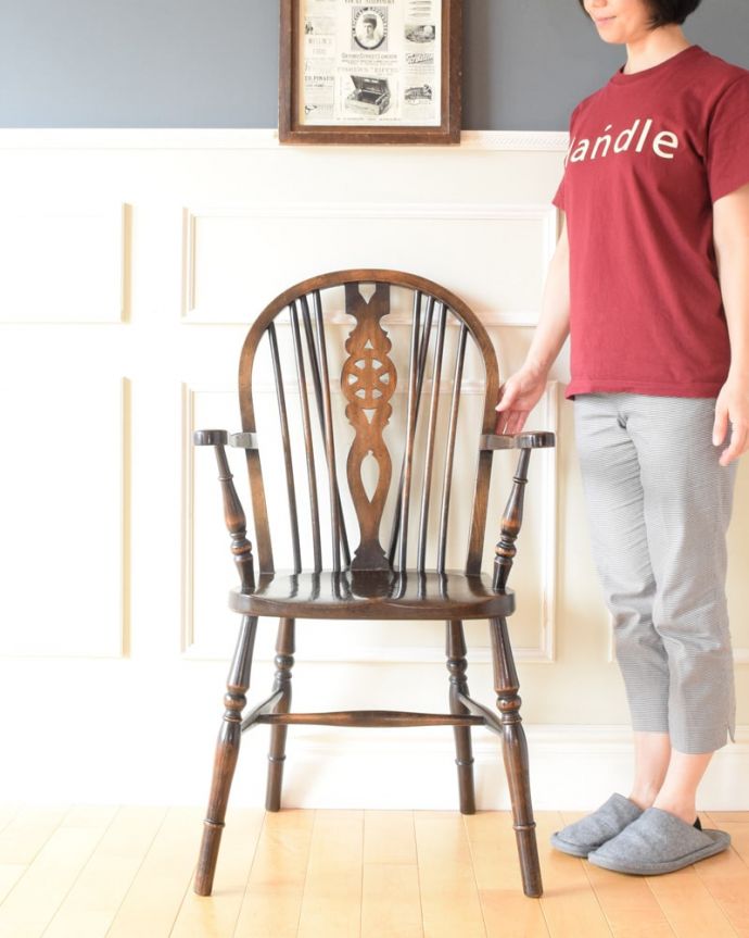 ダイニングチェア　アンティーク チェア　アンティーク アームチェアー　懐かしさを感じさせてくれる椅子なぜか昔から知っているような何とも言えない懐かしい気持ちになるホイールバックチェア。(k-1679-c)