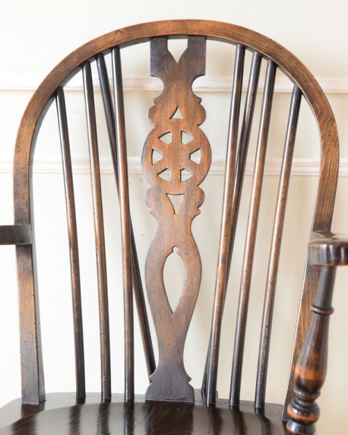 ダイニングチェア　アンティーク チェア　アンティーク アームチェアー　背もたれのデザインに注目！やっぱり一番の特長は背中に彫られたホイール（車輪）。(k-1679-c)