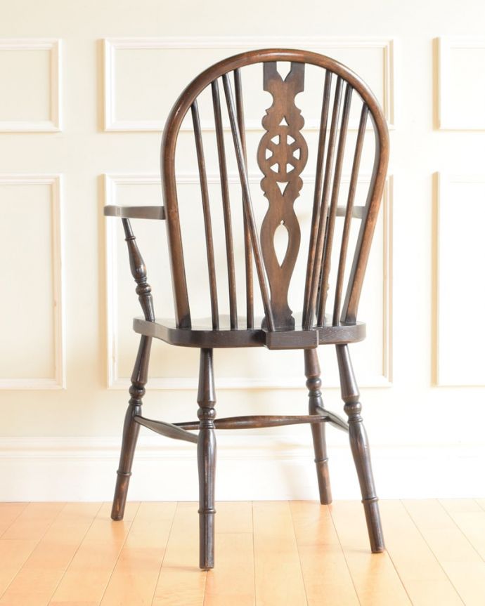 ダイニングチェア　アンティーク チェア　アンティーク アームチェアー　後ろ姿にも自信があります！椅子は後ろから見られることも多いので、ぜひチェックしてみて下さい。(k-1679-c)