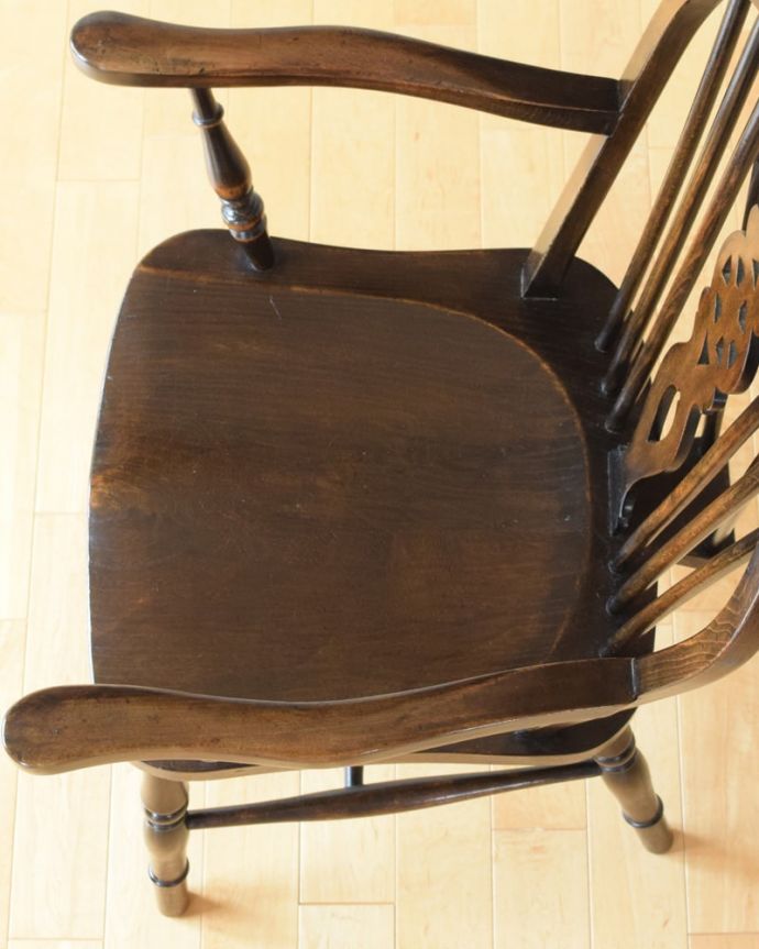 ダイニングチェア　アンティーク チェア　アンティーク アームチェアー　座面に隠されたヒミツ「座繰り」と言って、お尻と太もも部分に彫が入っているんです。(k-1679-c)