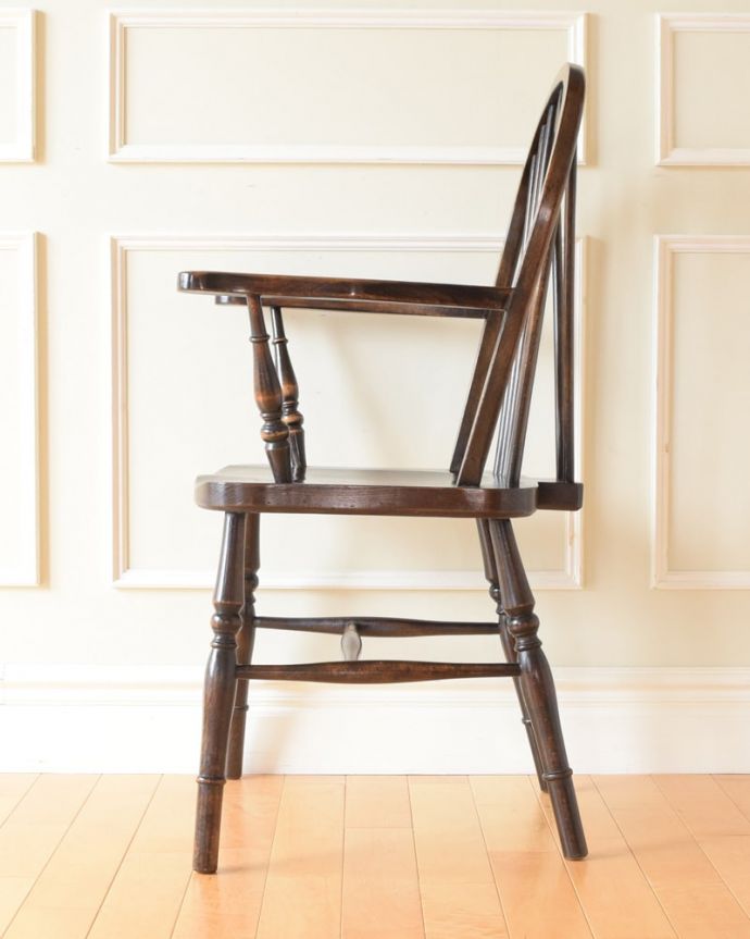 ダイニングチェア　アンティーク チェア　アンティーク アームチェアー　横顔も見てみましょう正面はもちろん、ホイールバックは横顔だって美しいんです。(k-1679-c)