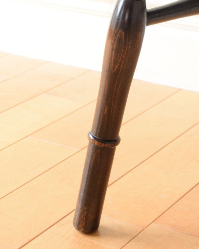 ダイニングチェア　アンティーク チェア　アンティーク アームチェアー　移動もラクラクHandleのアンティークチェアは脚の裏にフェルトキーパーをお付けしています。(k-1679-c)