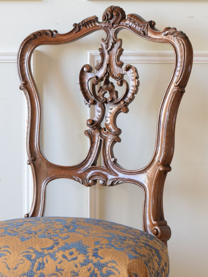 背もたれが美しいアンティークの椅子