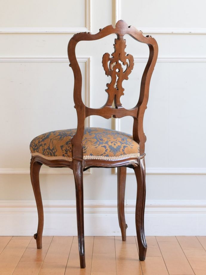 アンティークのサロンチェアの後ろ姿