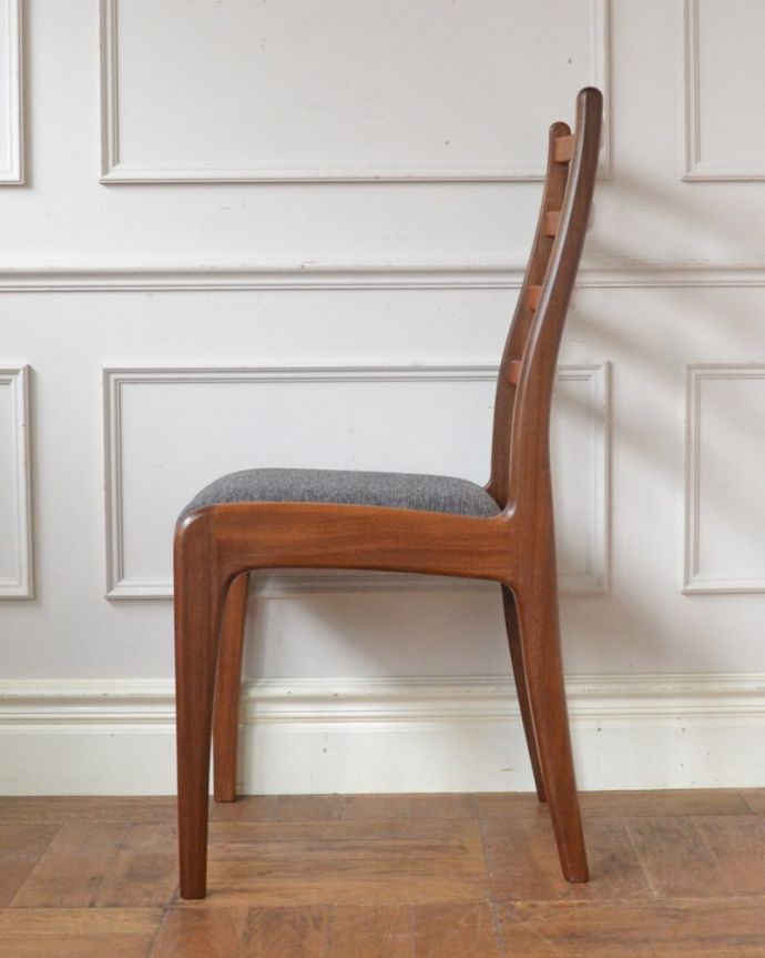 ダイニングチェア アンティーク チェア アンティーク ダイニングチェアー(G-plan) 横から見てもスッキリとカッコイイヴィンテージチェアは、もちろん新品ではないので経年変化によるキズはありますが、キレイに修復したので安心して座って下さい。(k-1681-c)